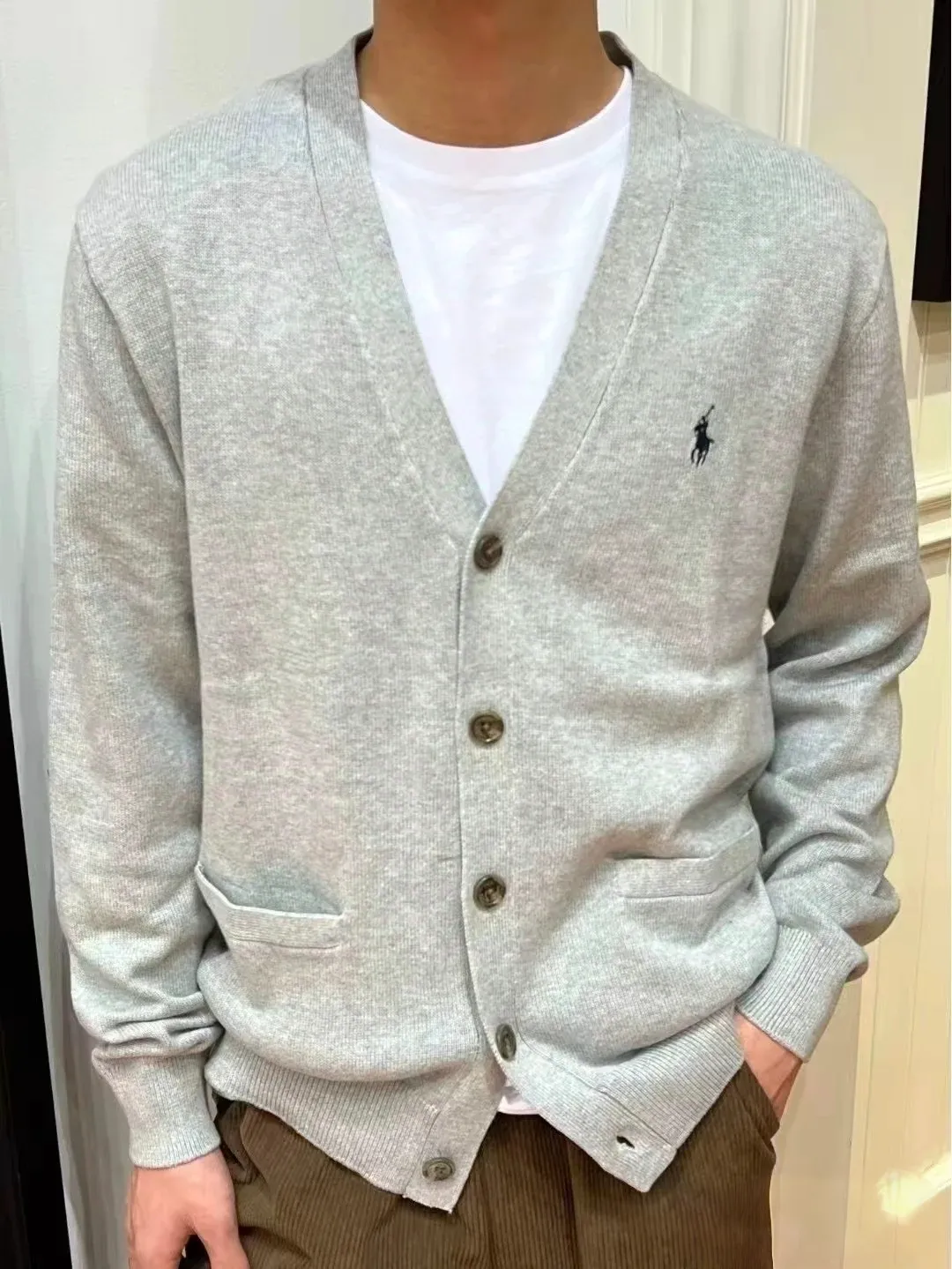 P230 RALPH LAUREN Four-color classic small label embroidery V-neck cardigan long-sleeved buttoned knitted sweater men's and women's top Size: S M L XL Pure original chest high-density LOGO embroidery, original tag accessories 1:1 customization. Made of pure cotton yarn, multi-knitted pure cotton is skin-friendly and comfortable, small label war horse embroidery 12 knitted high-precision button V-neck cardigan sweater 🐎High quality, follow the blogger to learn how to wear it! Let’s buy a Ralph Lauren cable sweater. It’s a super hard-to-find series after it became popular. It’s hard to find one on the official website. It’s simple and practical, has a lazy and loose feel, soft and delicate feel, and has a loose fit. Whether worn alone or layered, you can wear a simple one to create different styles of fashion!